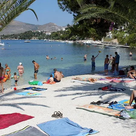 And By The Sea - 16536 Πανσιόν