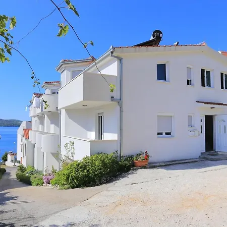 And By The Sea - 16536 3* Τρογκίρ