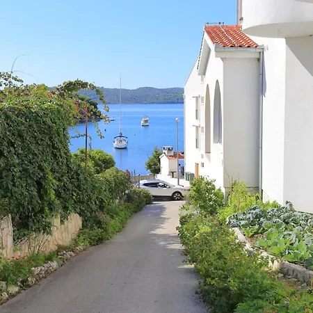 And By The Sea - 16536 Πανσιόν