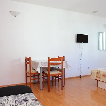 And By The Sea - 16536 Τρογκίρ