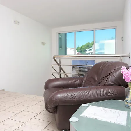 Πανσιόν And By The Sea - 16536 3*