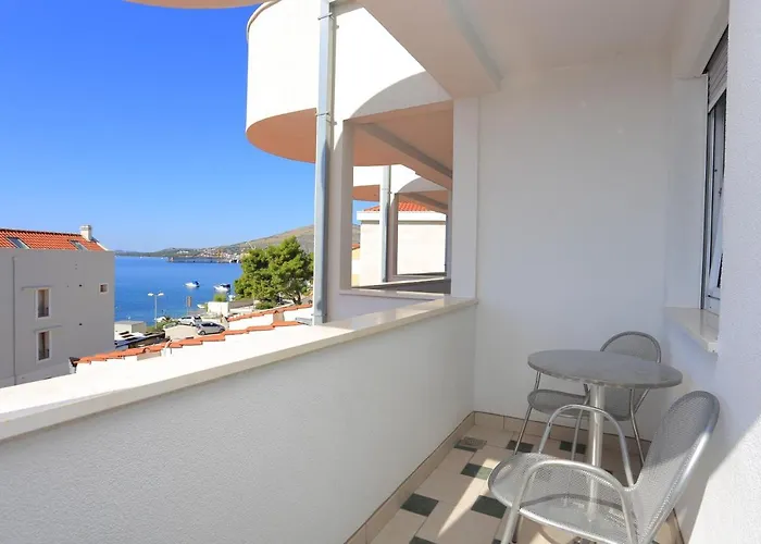 And By The Sea - 16536 Pensionat